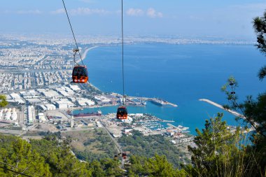 Doğada teleferik. Dağların manzarasında füniküler.