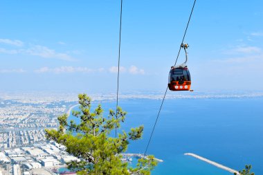 Doğada teleferik. Dağların manzarasında füniküler.