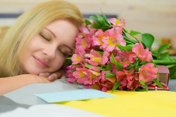 Bela jovem com flores frescas rosa. entrega de flores — Fotografia de Stock