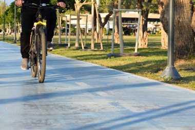 Bisikletçi şehirde doğaya biner. Sağlık için bisiklet.