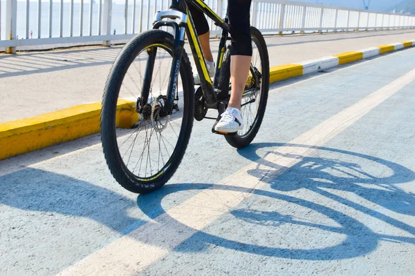 Il ciclista cavalca la natura in città. Ciclismo per la salute. — Foto Stock