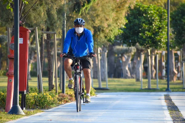 Велосипедист ездит на природе по городу. Велоспорт для здоровья. — стоковое фото