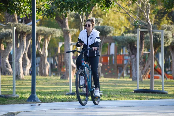 Bisikletçi şehirde doğaya biner. Sağlık için bisiklet.