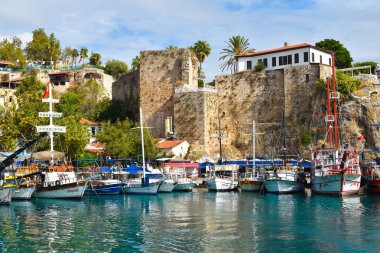 Eski yat limanı. Renkli korsan gemisi. Koyda ahşap gemiler..