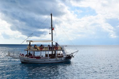 Eski yat limanı. Renkli korsan gemisi. Koyda ahşap gemiler..