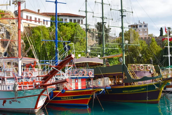 Antiguo puerto de yates. Colorido barco pirata. barcos de madera en la bahía. — Foto de Stock