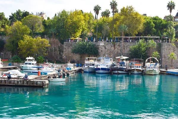 Vecchio porto di yacht. Nave pirata colorata. navi di legno nella baia. — Foto Stock