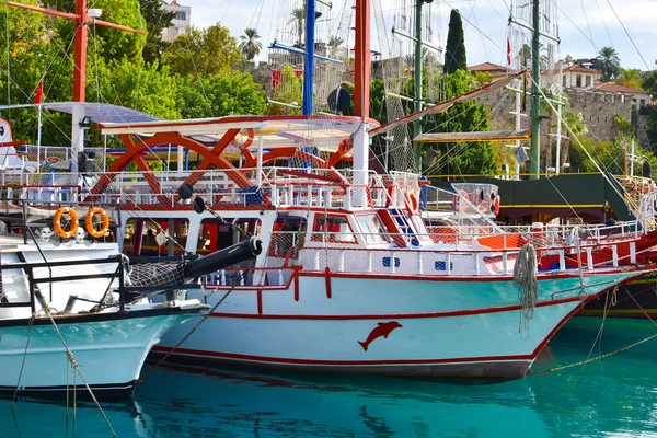 Old yacht port. Colorful pirate ship. wooden ships in the bay. — Stock Photo, Image