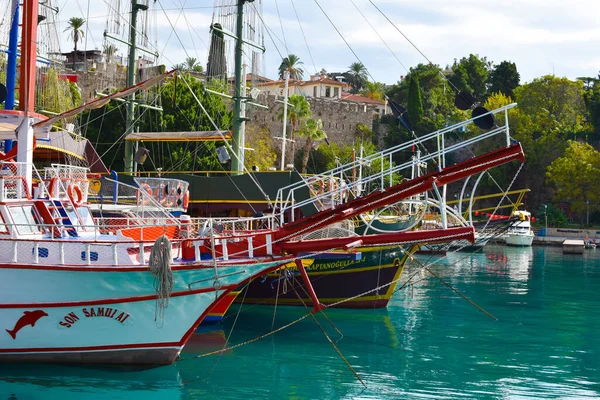 Eski yat limanı. Renkli korsan gemisi. Koyda ahşap gemiler..