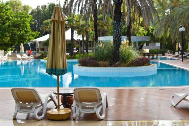 Açık hava otelinin bölgesi. Turist deniz tatili. Tropikal otelde uzun zamandır beklenen tatil.