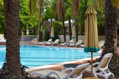 Açık hava otelinin bölgesi. Turist deniz tatili. Tropikal otelde uzun zamandır beklenen tatil.