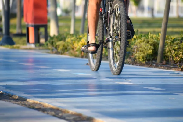 Езда на велосипеде на свежем воздухе. наружные велосипеды. прокат велосипедов. — стоковое фото