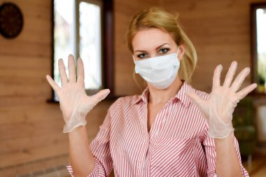 Tıbbi maskeli ve eldivenli kadın. Coronavirüs belirtileri.