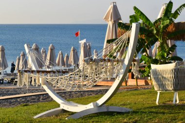 Deniz sahili manzarası. Deniz üzerindeki plaj şemsiyeleri. Denizde huzurlu bir tatil.