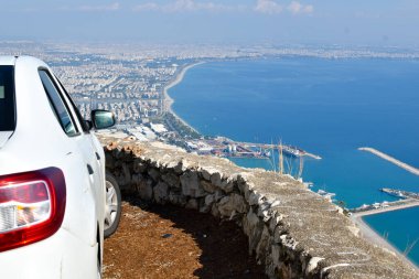 Yürümek ve dinlenmek için park et. Şehrin resimli doğası..