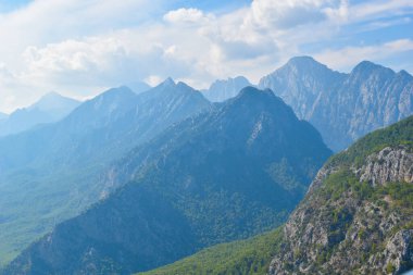 Yürümek ve dinlenmek için park et. Şehrin resimli doğası..