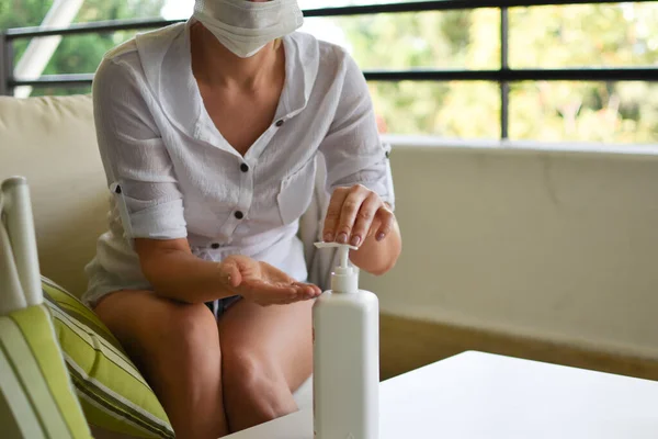 Mujer con máscara médica. medidas de protección contra el coronavirus. pandemia mundial. — Foto de Stock