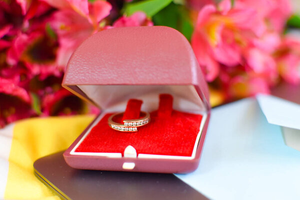 свадебное кольцо в подарочной коробке с цветами. брак предложение.
