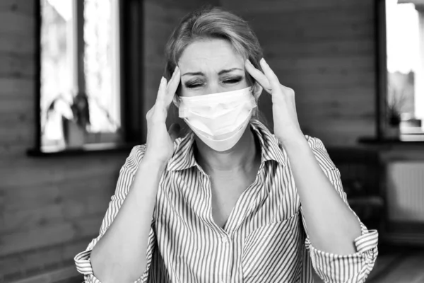 Wanita sakit dengan coronavirus. Wanita sakit dengan sakit kepala. Gejala Coronavirus. — Stok Foto