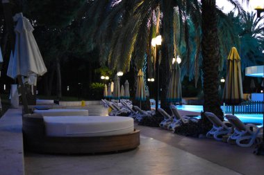 Akşamları lüks bir otel. Tropikal bir otelde lamba ışıkları.