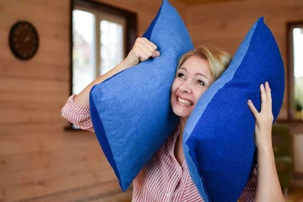 Portret van boze vermoeide vrouw thuis. vrouw bedekt haar oren met kussens. — Stockfoto