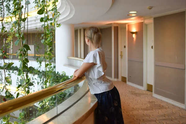 Een vrouw die rust in een luxe hotel. Een kamer huren in een hotel — Stockfoto