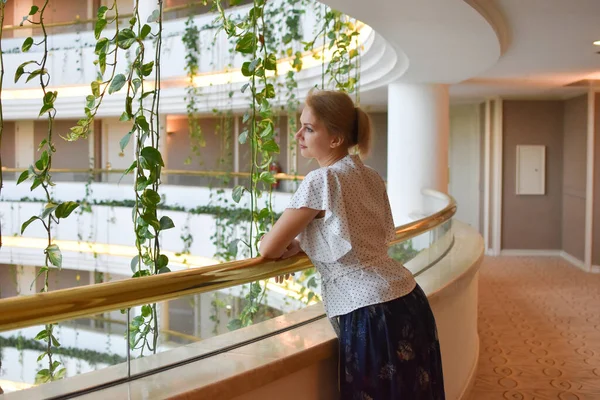 Een vrouw die rust in een luxe hotel. Een kamer huren in een hotel — Stockfoto