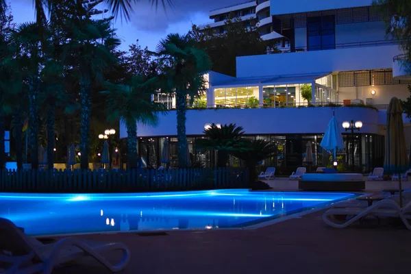 Hôtel luxueux dans la soirée. lumières des lampes dans un hôtel tropical de nuit. — Photo