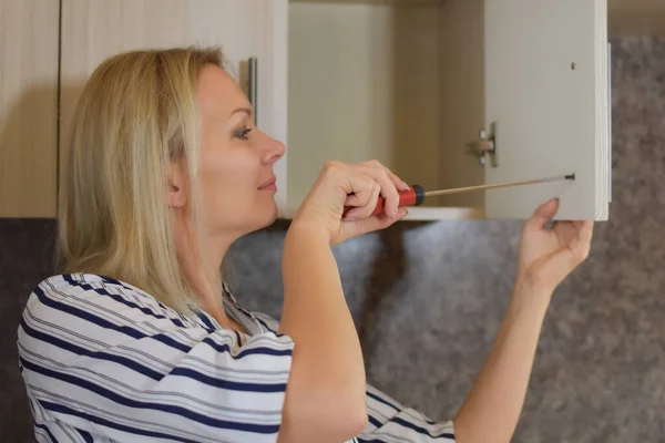 Ayuda doméstica en casa. mujer con herramienta de construcción —  Fotos de Stock