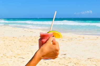 Yazın güneşlenirken kumsalda güzel bir kadın. sakin deniz kenarı tatili.