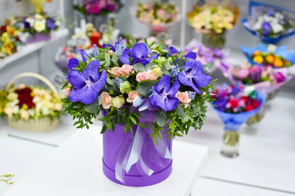 Arrangement floral de fleurs sur la table. Fleurs fraîches dans une boîte. — Photo