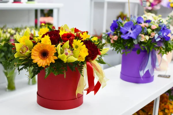 Floristisk blomsterarrangemang på bordet. Färska blommor i en låda. — Stockfoto