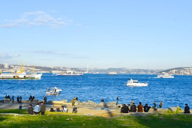 Boğaz kıyısındaki balıkçılar. Kasaba halkının geri kalanı suyun üzerinde..