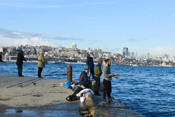 Ludzi rybaków na brzegu cieśniny. Reszta mieszkańców miasta na wodzie.. — Zdjęcie stockowe