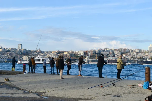 Ludzi rybaków na brzegu cieśniny. Reszta mieszkańców miasta na wodzie.. — Zdjęcie stockowe