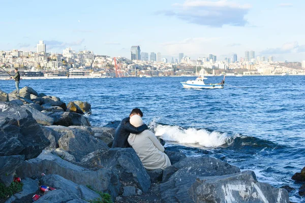海峡の岸で漁をしています。残りの町の人たちは. — ストック写真