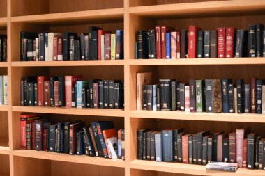 Dünyanın farklı dillerinde kutsal kitaplar..