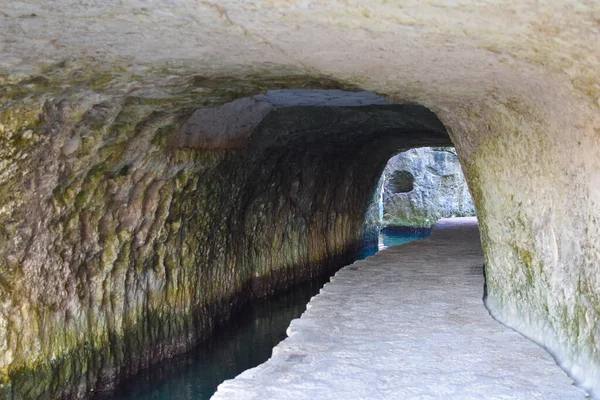 Naturalny kamienny tunel z czystą rzeką. — Zdjęcie stockowe