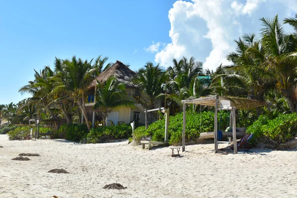 Luogo di riposo su una spiaggia tropicale. lettini in un resort esotico. — Foto Stock