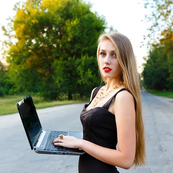 Junge schöne Geschäftsfrau mit Laptop auf der Straße — Stockfoto