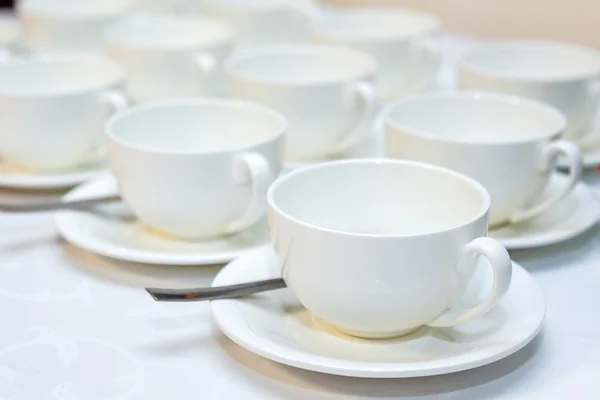 Gruppo di tazze da caffè bianche vuote — Foto Stock