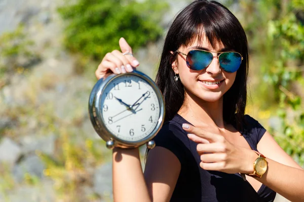 Bella Ragazza Con Top Nero Occhiali Sole Che Mostrano Orologio Fotografia Stock