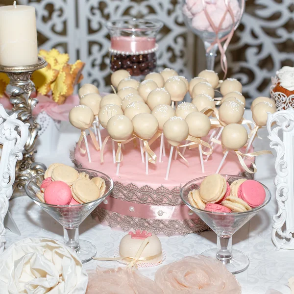 Beyaz lezzetleri kek topları, tatil masada acıbadem kurabiyesi — Stok fotoğraf