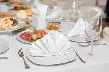 çatal bıçak takımı beyaz Ziyafet masada 