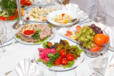 Et, turşu, meyve şenlikli masaya kesme