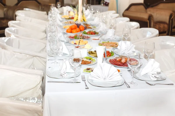 Cubiertos en la mesa de banquete blanco . — Foto de Stock