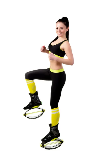 kangoo jamps ayakkabı egzersizleri yapıyor ince gülümseyen kız,