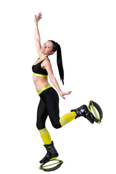체육 갈색 머리 여자는 캉 구 점프 점프 신발. — 스톡 사진