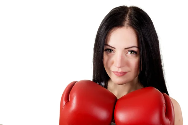 Portret van een mooie jonge brunette vrouw met rode boksen glo — Stockfoto