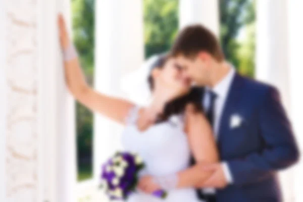 Felice Sposa Sposo Bacio All Aperto Giorno Del Matrimonio Sfocato — Foto Stock